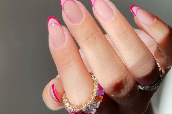 双法式美甲，两种色调的粉色尖端和匹配的戒指
